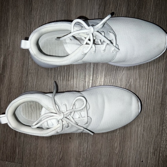 Lightly Worn White Women’s Nike Roshe Size 8 - Picture 2 of 4
